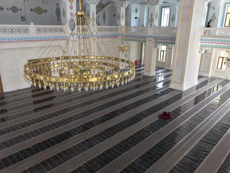 Bu sistemler, camilerin iç mekanlarında homojen ve konforlu bir ısıtma sağlamak için tasarlanmıştır.