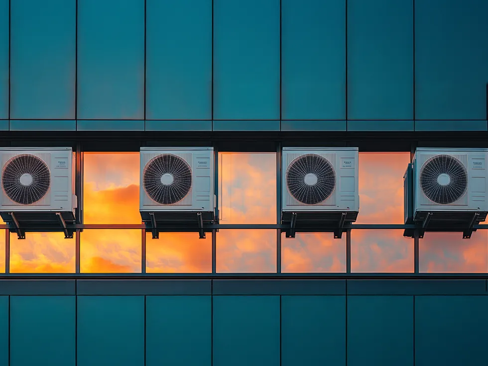 Inverter teknolojisi sayesinde enerji tasarrufu sağlar ve modüler yapısı ile binaların ısıtma-soğutma ihtiyaçlarına göre esneklik sunar.